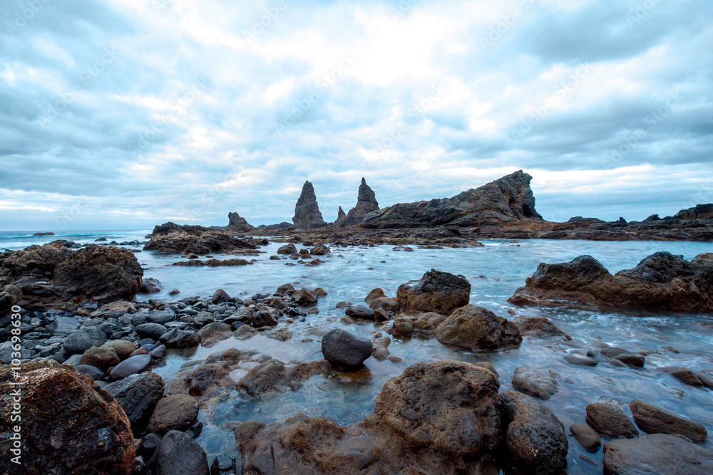 西班牙拉戈梅拉岛西部有陡峭悬崖的石头海岸