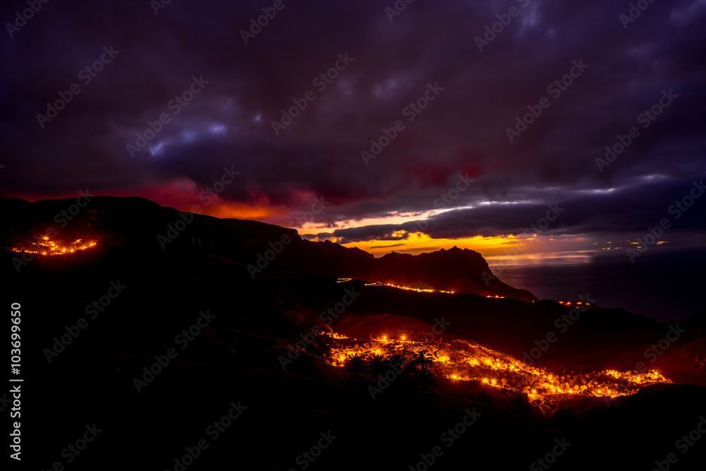 La Gomera岛西部发光的Alojera村的美丽夜景