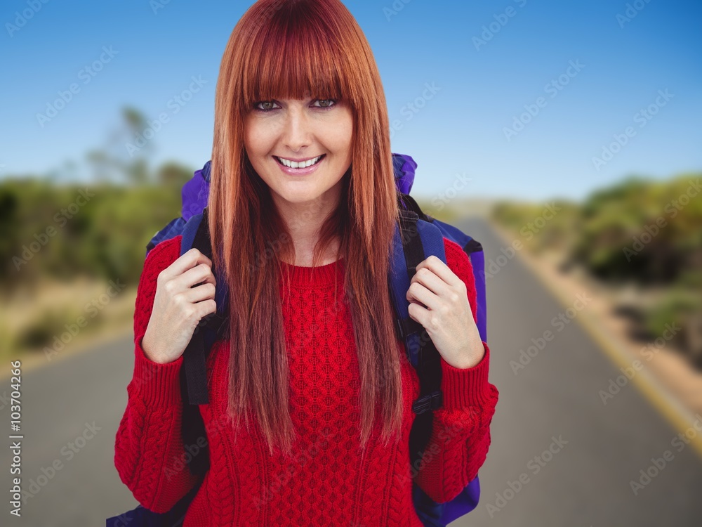 微笑的时髦女人拿着旅行袋的合成图像