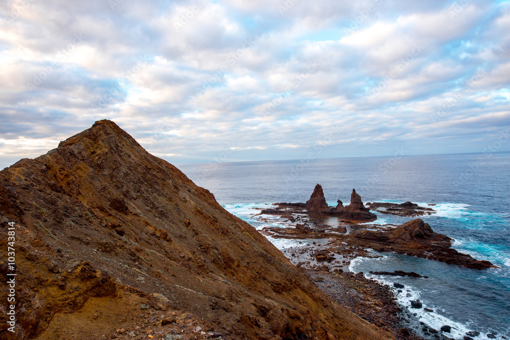 阿格阿穆尔附近拉戈梅拉岛西部的岩石海岸线，海洋中有陡峭的悬崖