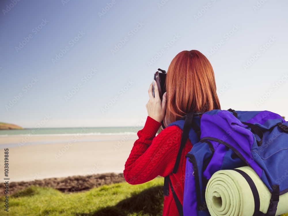 微笑的时髦女人拿着旅行袋的合成图像