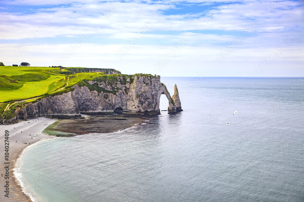 Etretat Aval悬崖和岩石地标和蓝色海洋。诺曼底，