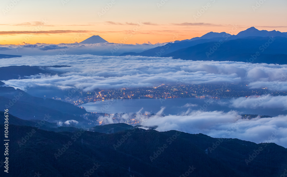 秋海中长野县富士山和水洼湖的日出美景，伴着云朵