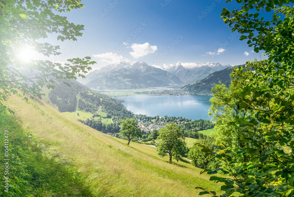 Zell am See im Frühsommer, Zeller See vor dem Kitzsteinhorn, Salzburger Land, Österreich