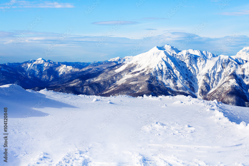 背面有山峰的山顶全景