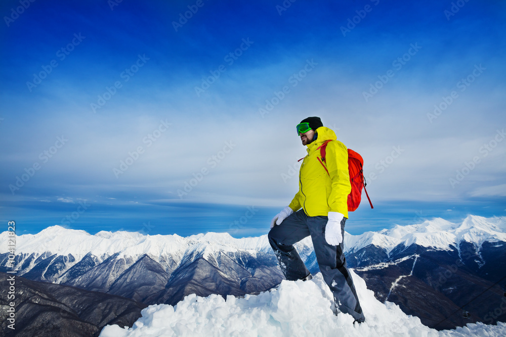 登山者站在山顶上