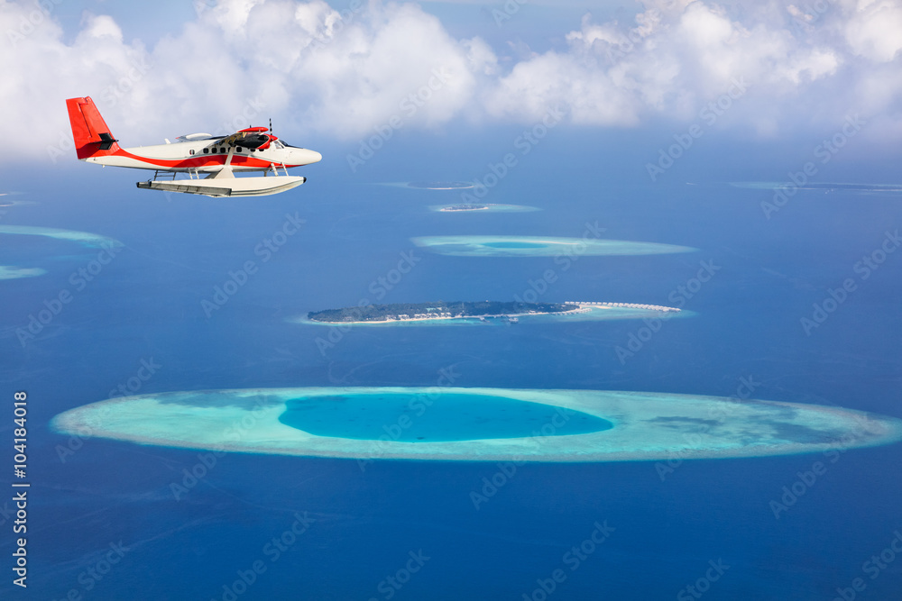 海上飞机在马尔代夫群岛上空飞行