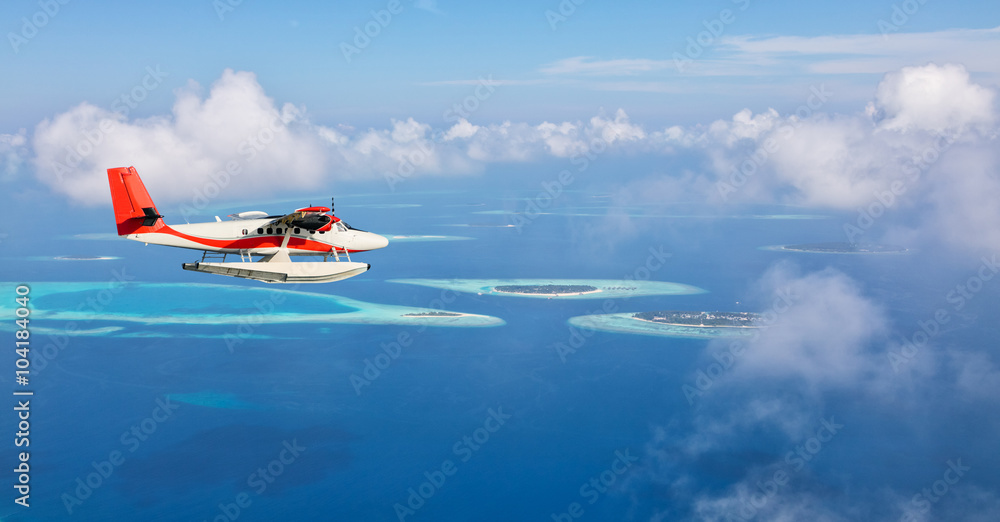 海上飞机在马尔代夫群岛上空飞行