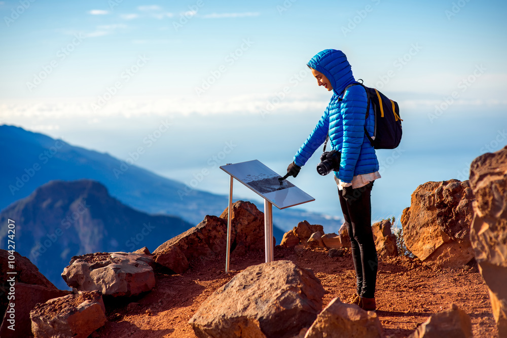 穿着蓝色夹克和背包的女人在La Palmas岛上Andenes视点附近的山区旅行