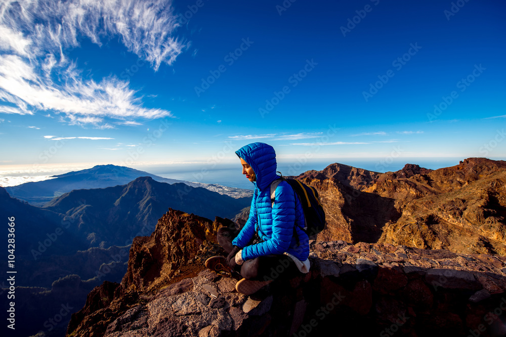 穿着蓝色夹克和背包的女人在La Palmas岛上Andenes视点附近的山区旅行