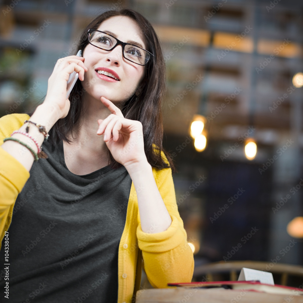 女性手机连接通话通信概念