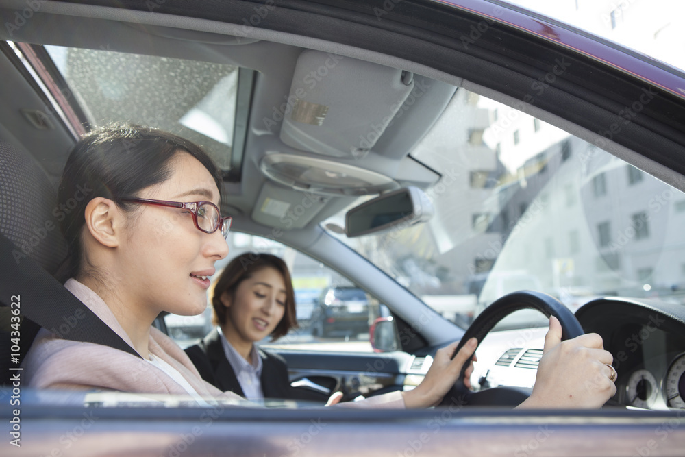 女人在开车