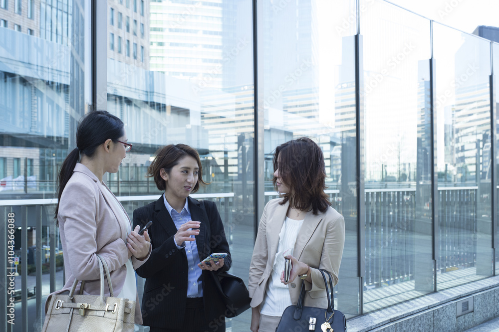 商界女性在外面有发言权