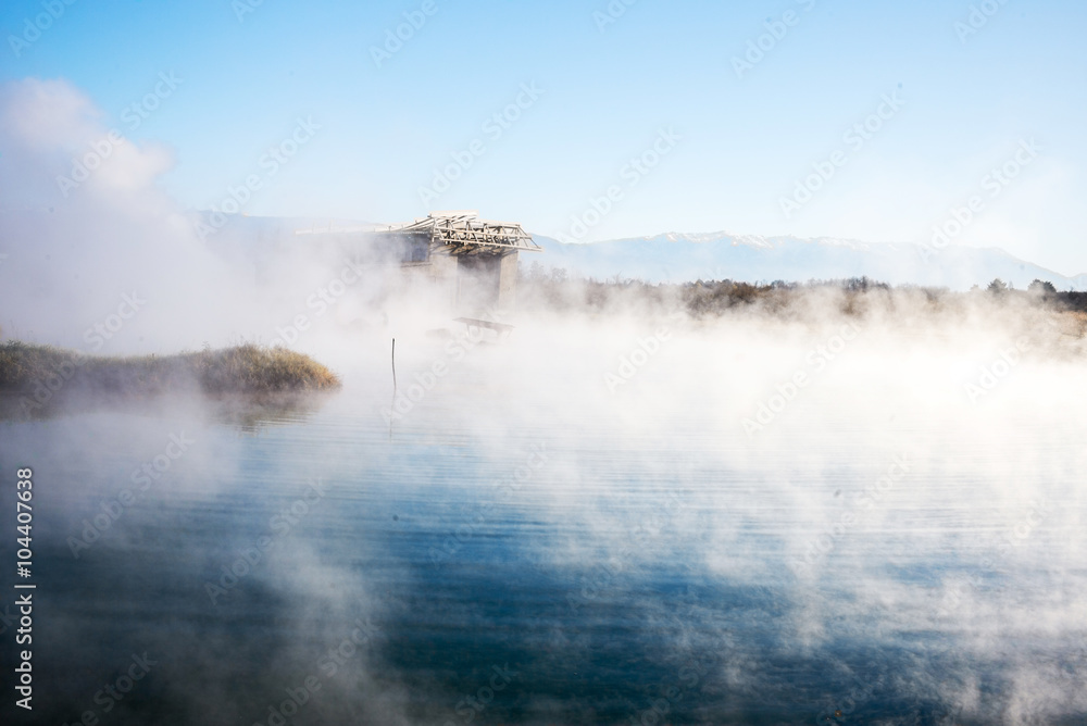 雾中有湖的背景