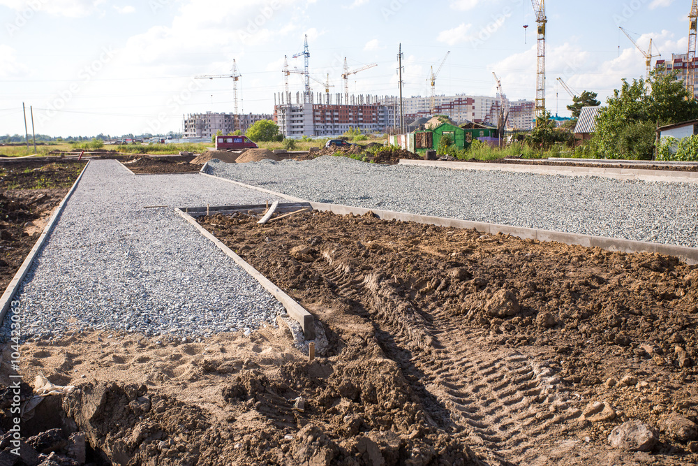 道路施工现场，石头和砾石