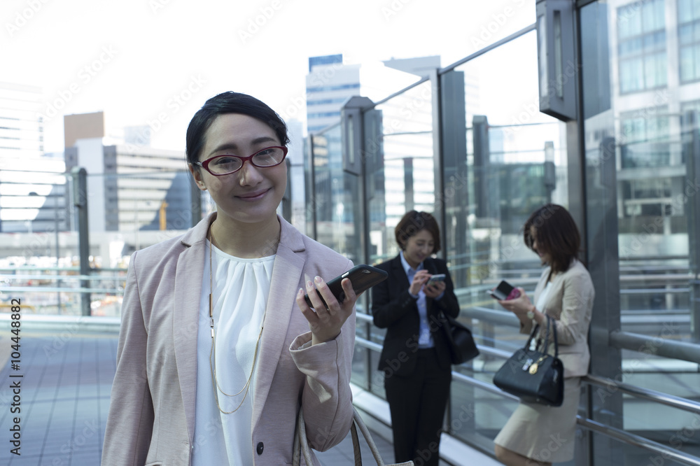 办公区被抓获的商业女性画像