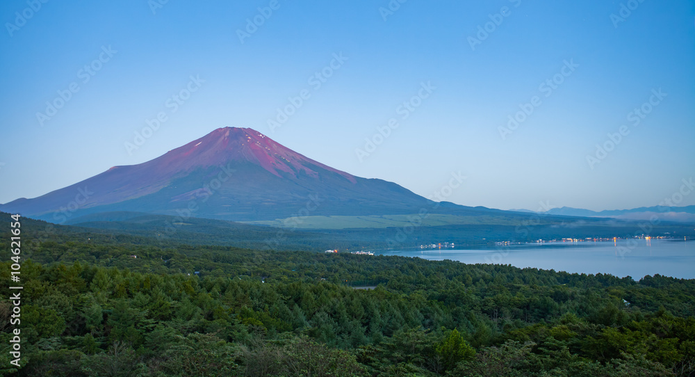 从山梨县山中湖看夏天清晨富士山顶的红色