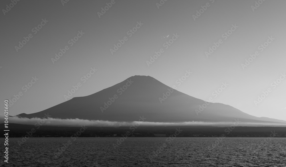 山梨县山中湖的富士山和美丽的夜空