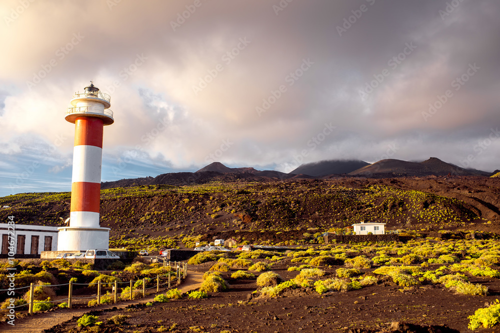 西班牙拉帕尔马岛富恩卡连特盐厂附近的火山景观和灯塔