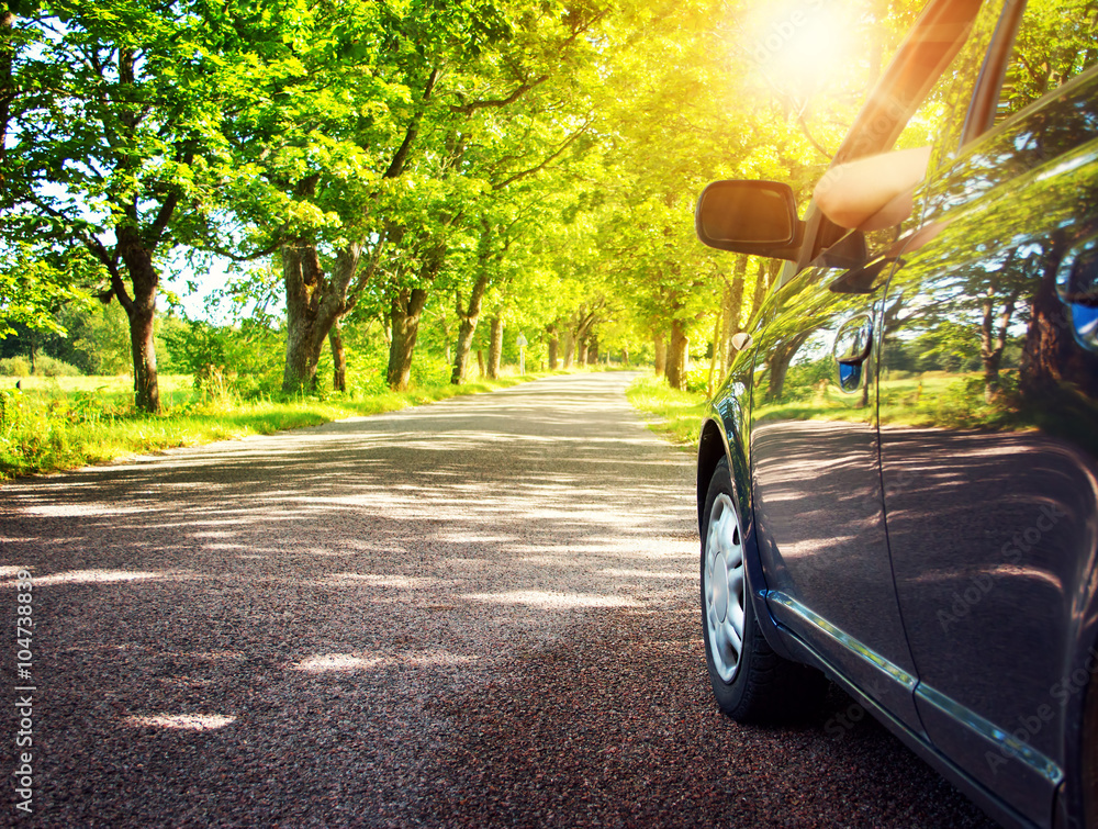 夏季柏油路上的汽车