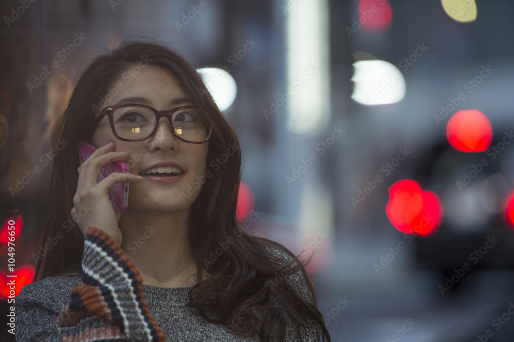 年轻女性在外面打了一个长电话