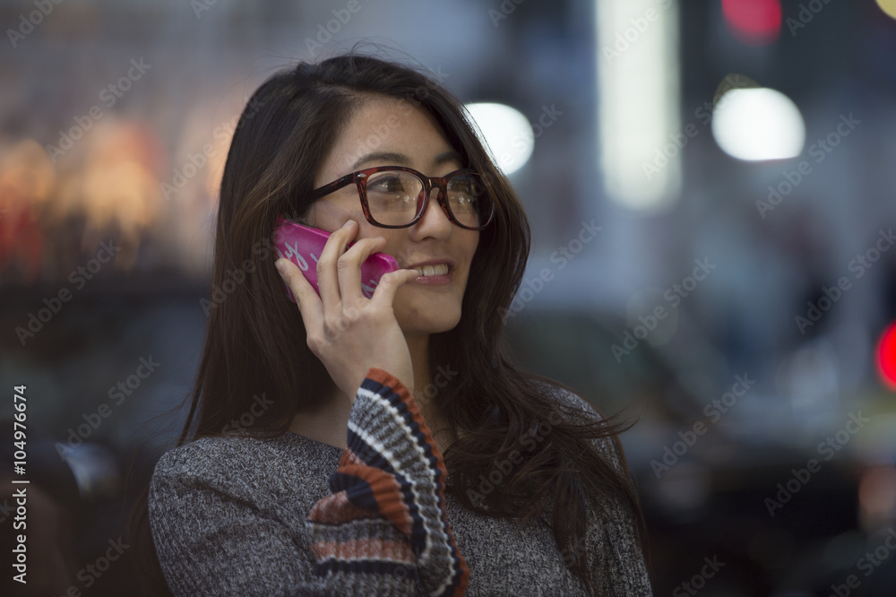 年轻女性在外面打电话