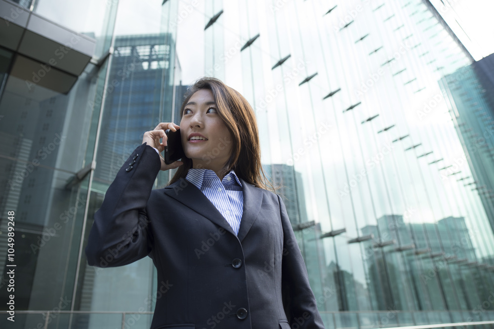 商务女性在大楼前打电话