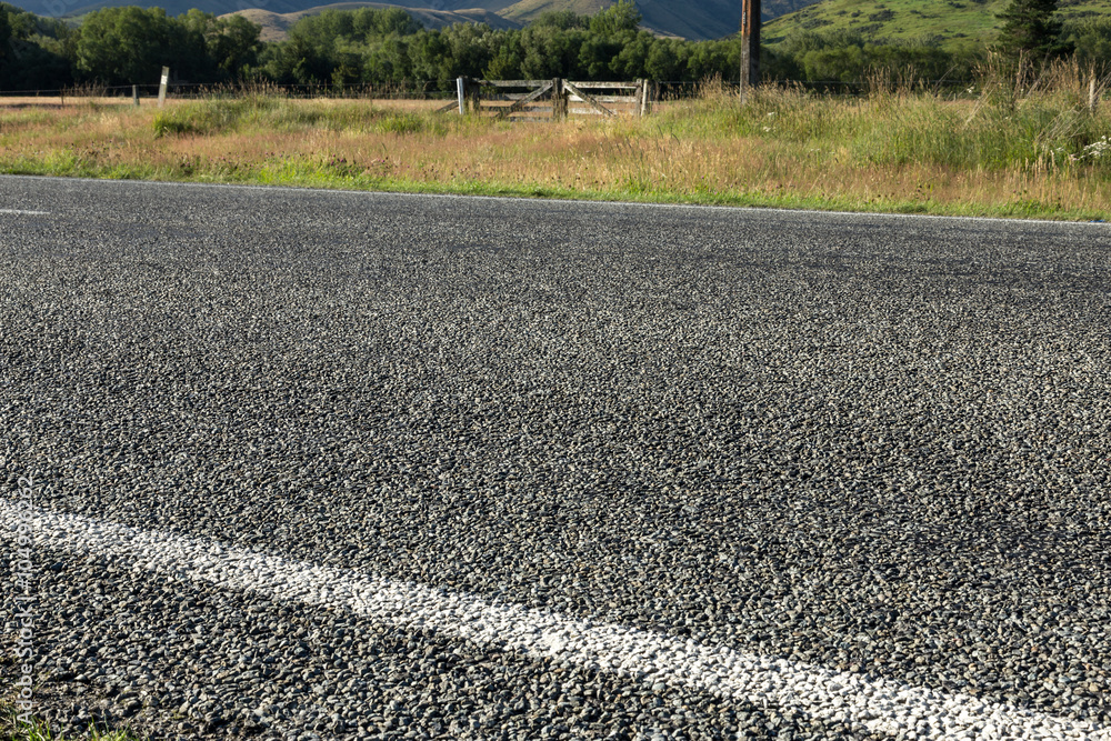 新西兰夏日牧场附近的柏油路