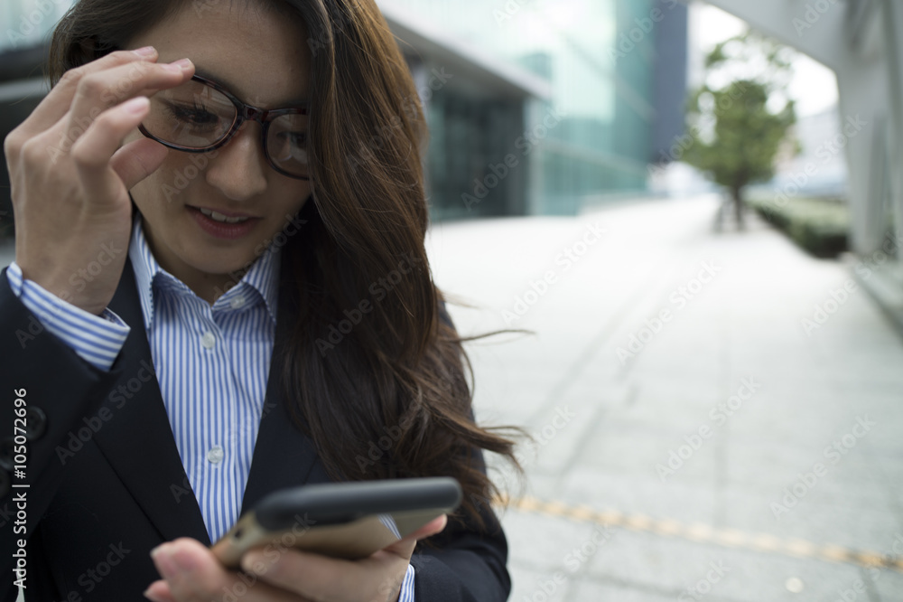 女商人正在办公城看智能手机里的信息