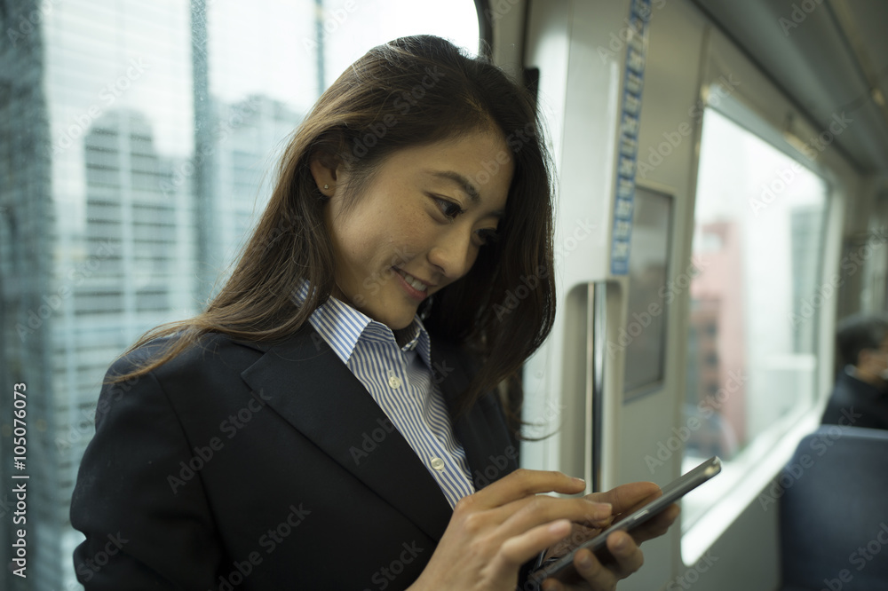 一名身穿西装的女子在火车上收到邮件