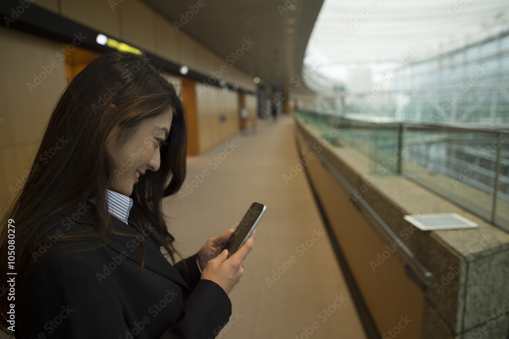 在办公室使用智能手机的女性