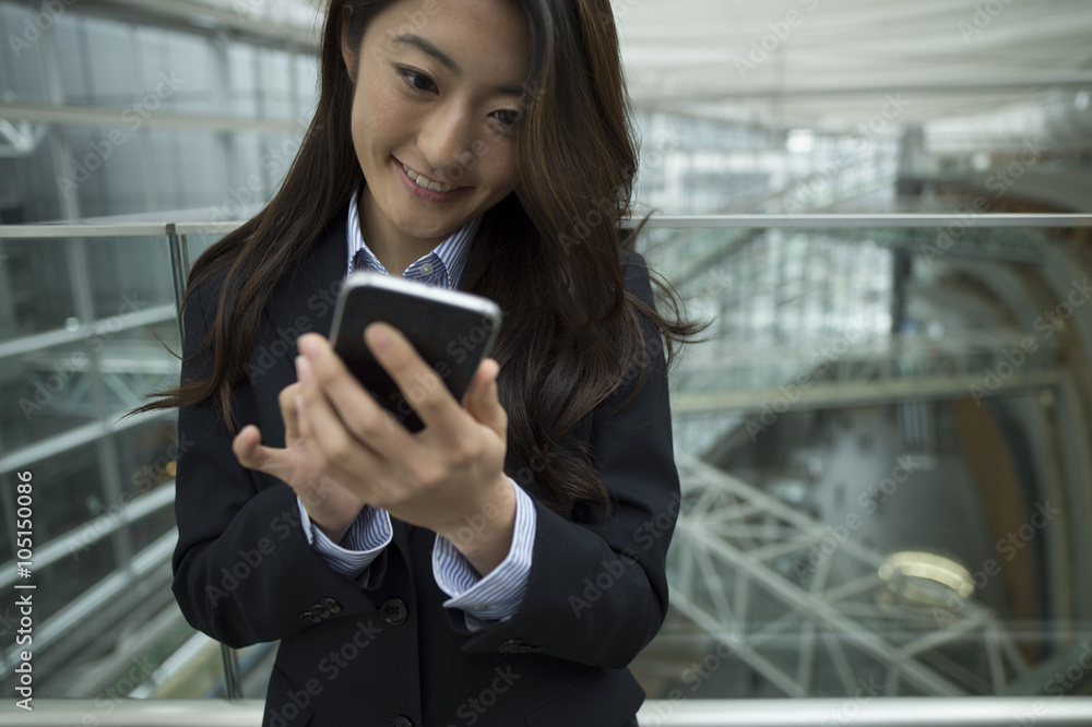 一个穿着西装的女人正在发送电子邮件休息