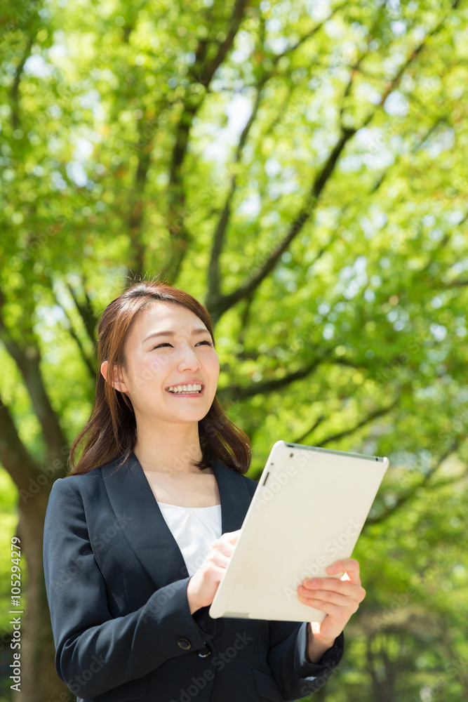 タブレットを見る女性　ビジネス