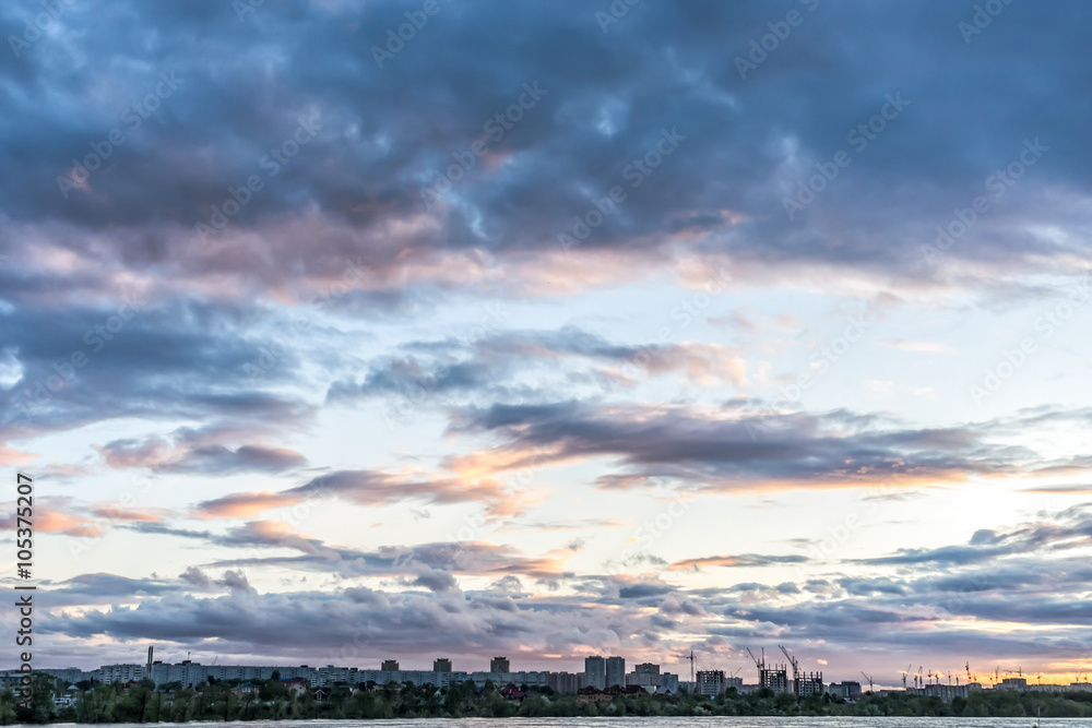 城市池塘夜景