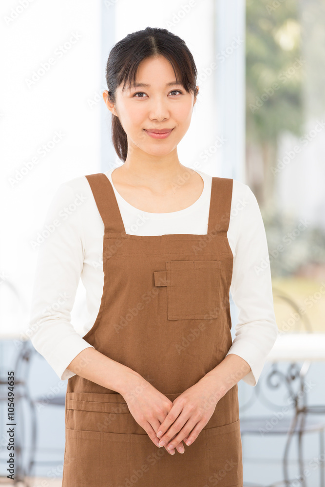 咖啡馆里的亚洲女服务员