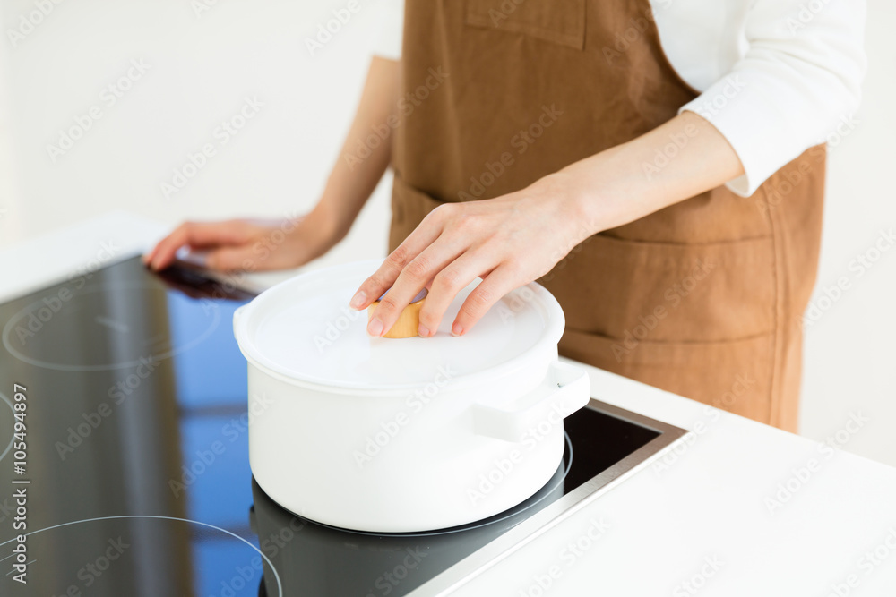 亚洲年轻女性烹饪形象