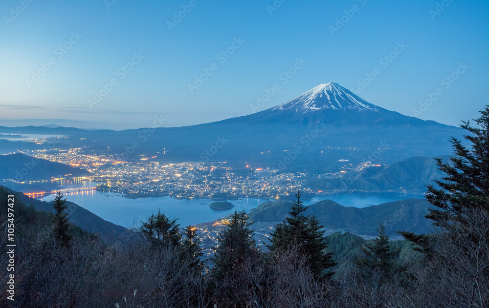 清晨美丽的富士山和河口湖