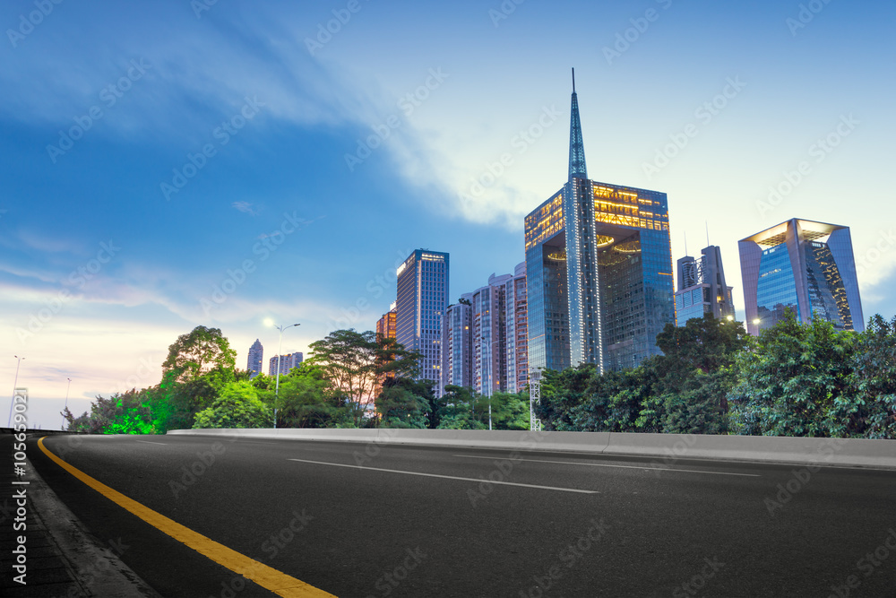 广州的空柏油路和现代建筑