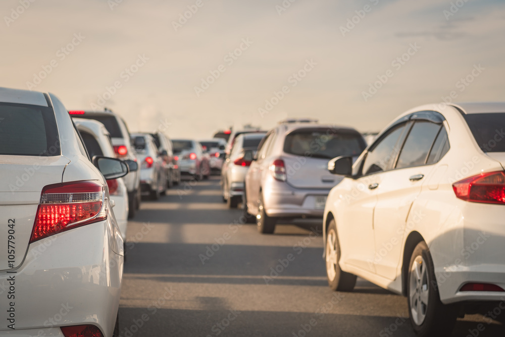 高速公路上的一排车