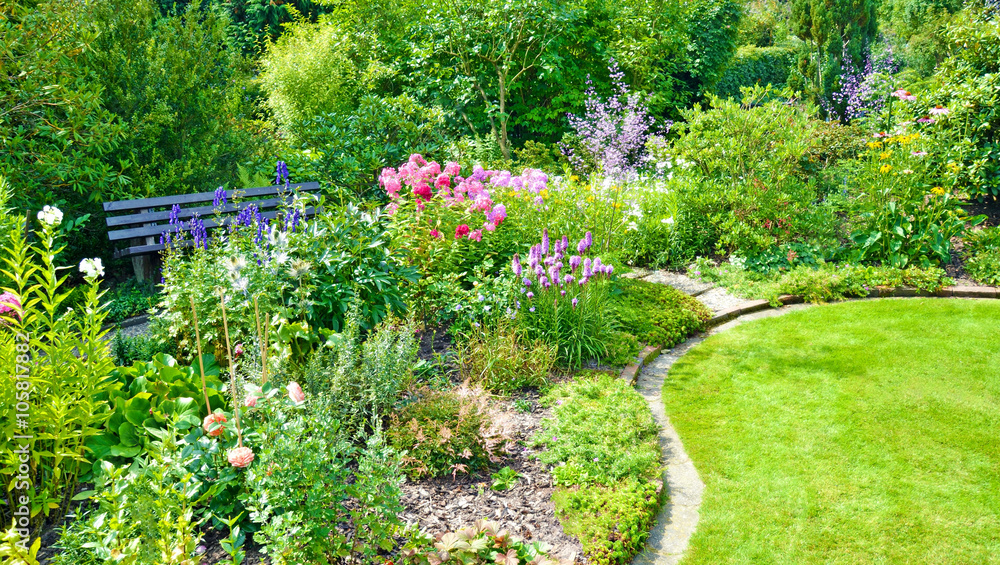 Schöner Garten mit verschiedenen Blumen