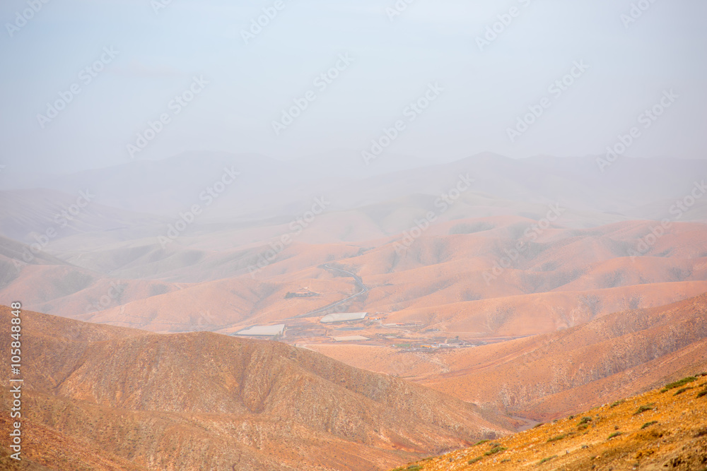 斯普多云多雾天气下富埃特文图拉岛中部的山区景观