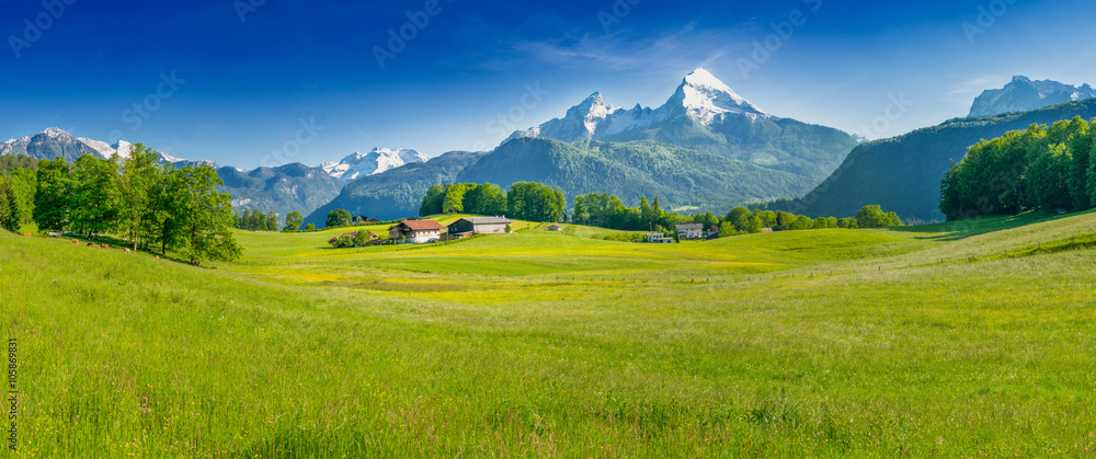 Bergbauernhof vor dem majestätischen Watzmann in Bayern