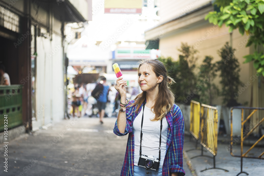 女孩冒险旅行度假摄影冰棍概念