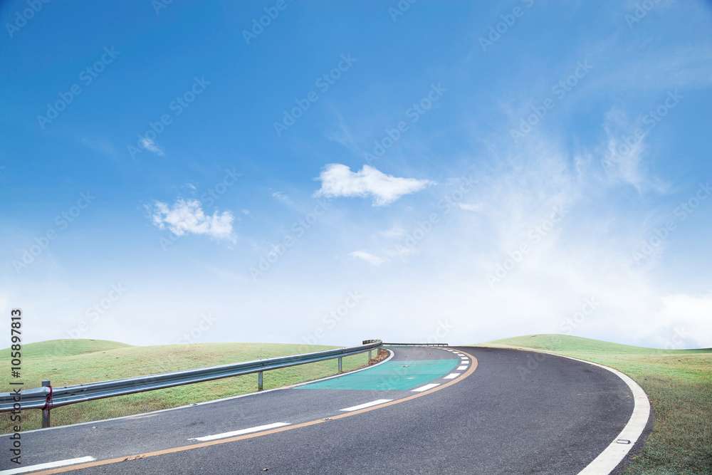 道路和绿草天空背景。