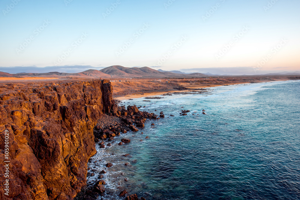 西班牙Fuerteventura岛El Cotillo村附近日落时分的海岸线