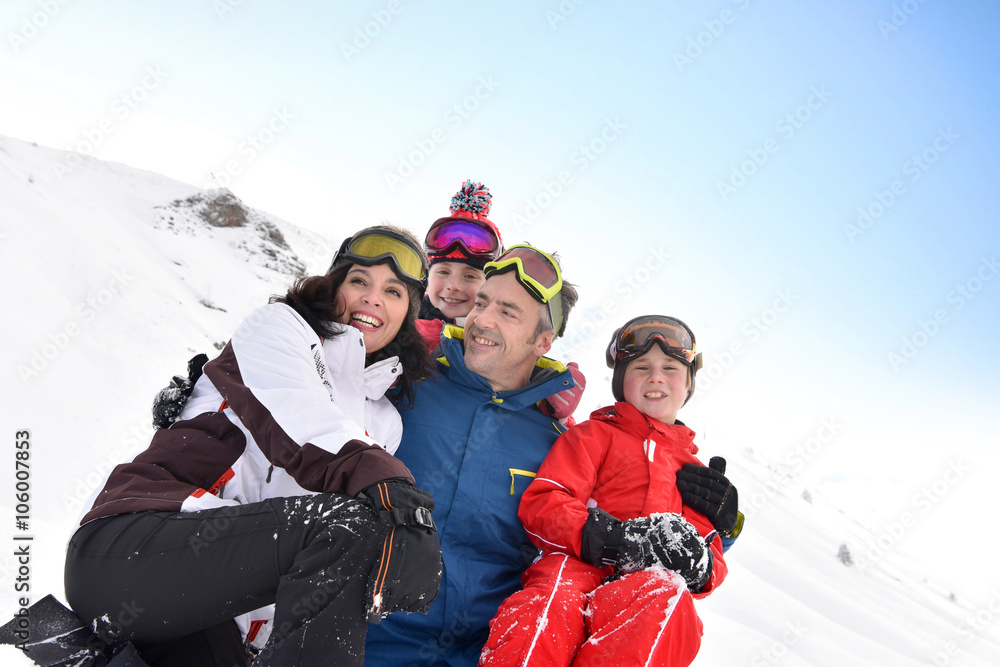 一家人在雪地里玩得开心的画像