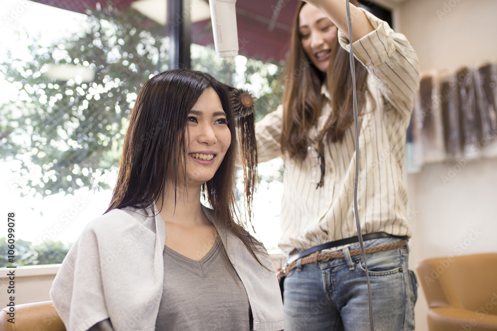 Hairdresser　has been blow the hair of women