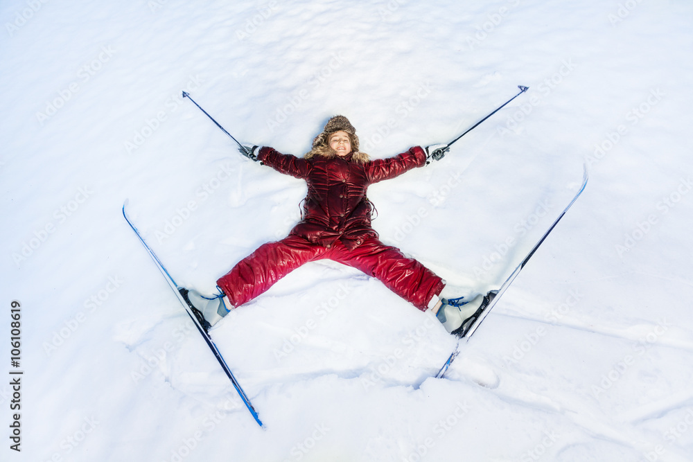 快乐的滑雪者像星星一样躺在雪地上