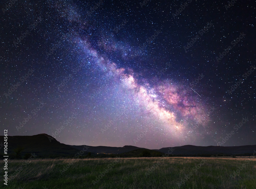 银河景观。群山中的星空