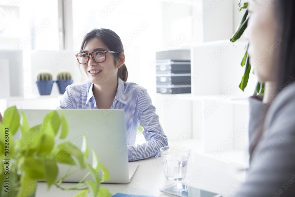 Women are meeting in a bright office